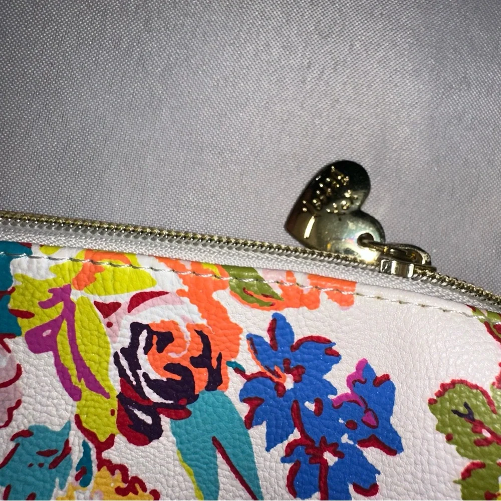 Betsey Johnson • Beautiful White Floral Crossbody Purse Shoulder Purse Heart - Picture 4 of 12
